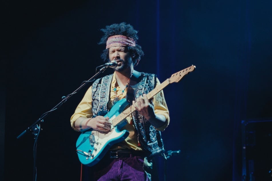 Aki Remally als Robert Johnson. Trotz seines frühen Todes gilt er als "Ground Zero" des Delta-Blues. Rock-Ikonen wie Eric Clapton, Led Zeppelin und die Rolling Stones berufen sich auf seinen Einfluss.