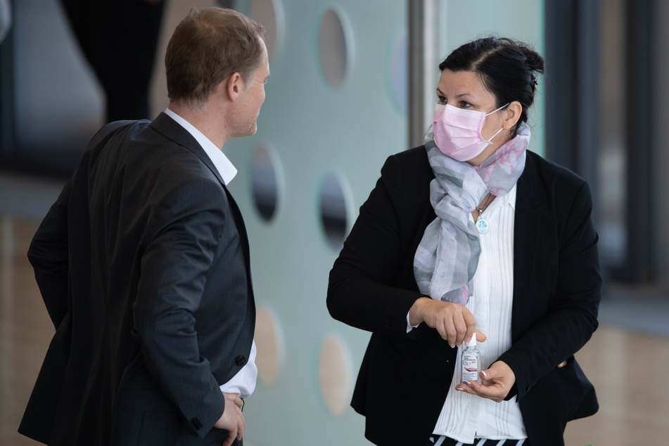 Doreen Schwietzer (AfD), Landtagsabgeordnete, trägt vor Beginn der Plenarsitzung im Landtag neben Frank Peschel (AfD), Landtagsabgeordneter, einen Mundschutz. Sachsens AFD will gegen die Corona-Einschränkungen klagen.