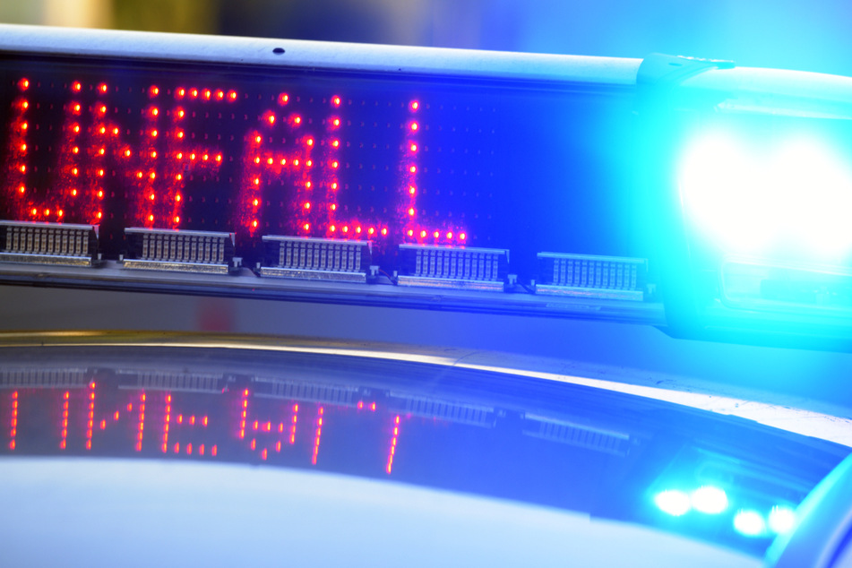 Beim Versuch, den Opfern eines Verkehrsunfalls zu helfen, hat eine Frau im Allgäu in Bayern selbst einen Unfall verursacht. (Symbolbild)