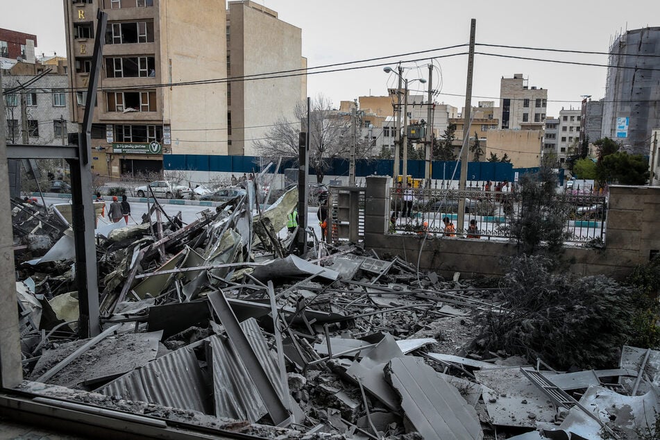 Ein Blick auf die Schäden nach einem Angriff auf ein Wohnhaus in Teheran inmitten des amerikanisch-israelischen Militäreinsatzes gegen den Iran.