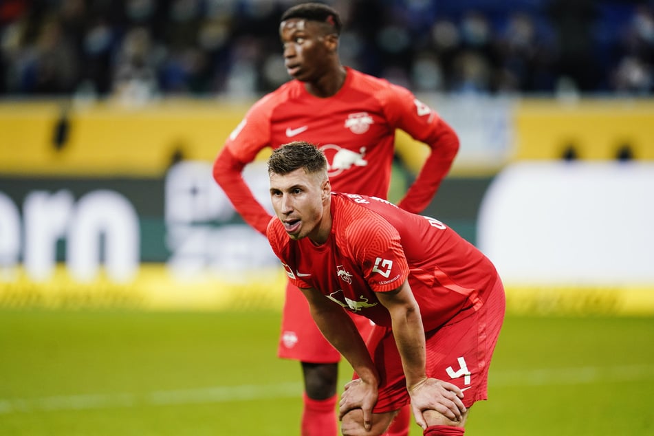 Ungläubig nach Abpfiff: Kapitän Willi Orban (29, vorn) und Ilaix Moriba (18).