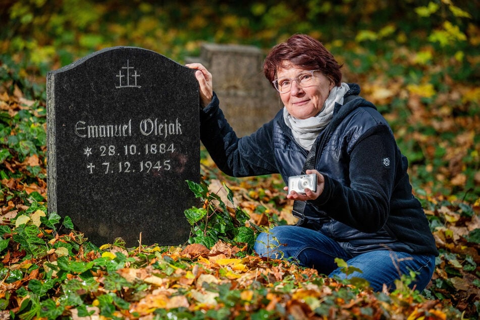 Steffi Arnold (65) fotografiert auf dem ehemaligen Anstaltsfriedhof des Krankenhauses Untergöltzsch historische Grabsteine für den Computergenealogie-Verein.