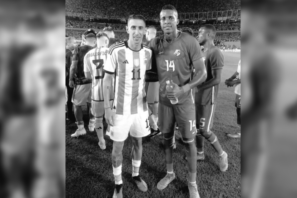Zu recht stolz: Gilberto Hernandez (26, r.) posiert neben dem argentinischen Top-Star Ángel Di María (35).