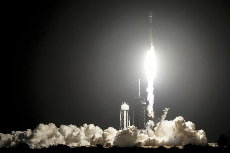 Die SpaceX-Falcon-9-Rakete hebt von der Rampe 39A mit einem Paar Mondlandegeräten im Kennedy Space Center in Cape Canaveral ab.