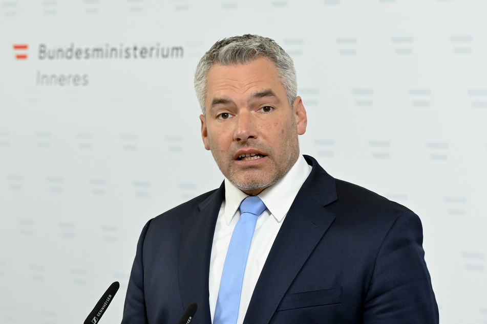 Karl Nehammer (49, ÖVP), Innenminister von Österreich, informiert über die neuen Einschränkungen für Ungeimpfte in Österreich.