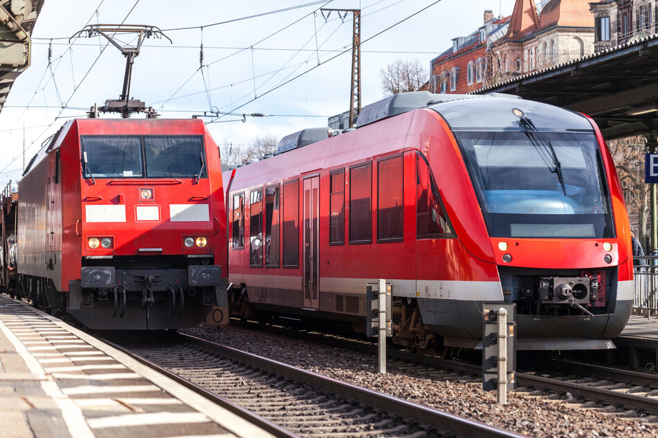 Der 33-Jährige stürzte nach dem Stromschlag auf den Bahnsteig. (Symbolbild)