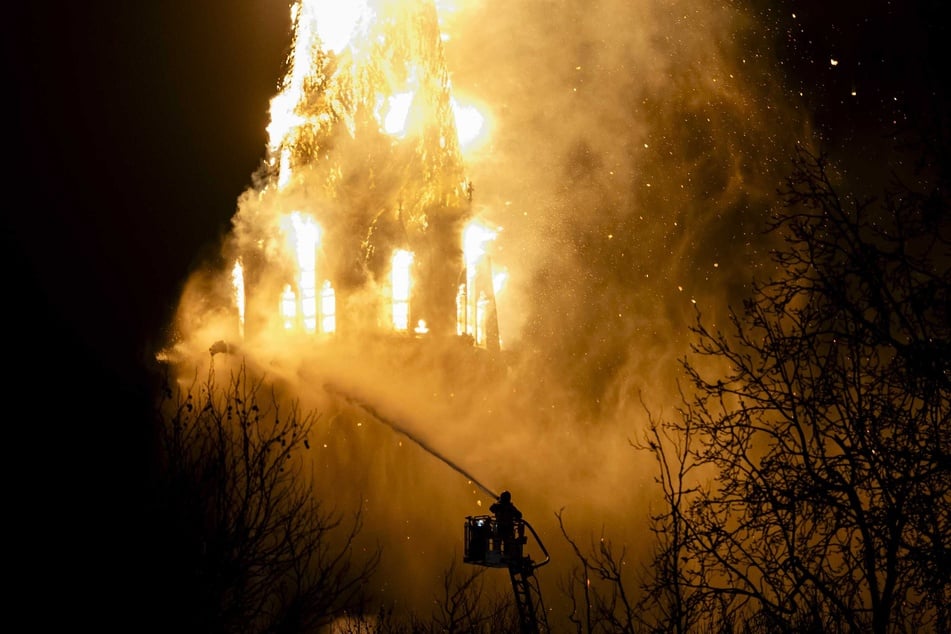 Flammen-Inferno: Kirchturm stürzt ein