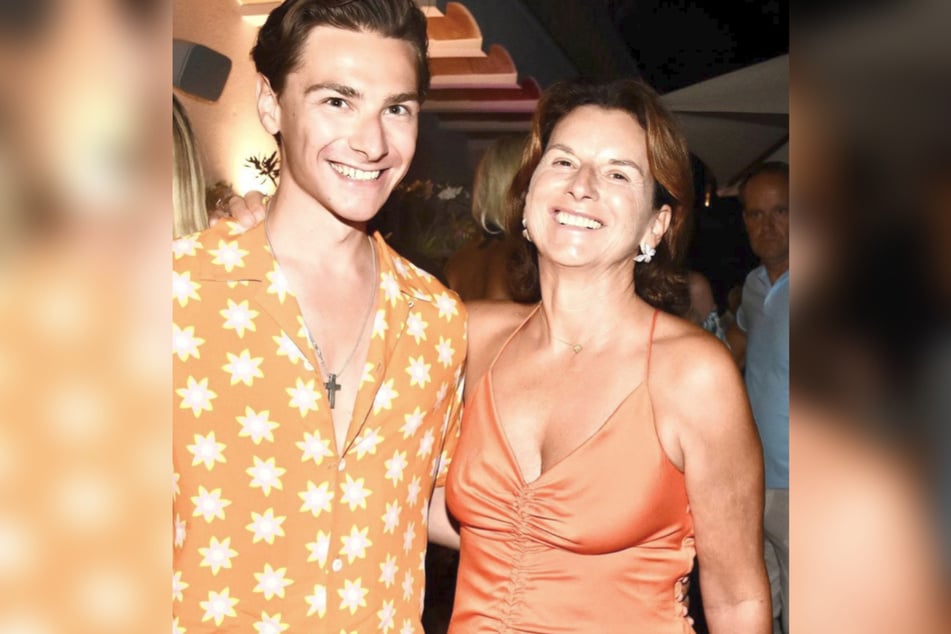 Schwer verliebt? Max Suhr (24) und Claudia Obert (60) grinsen um die Wette.