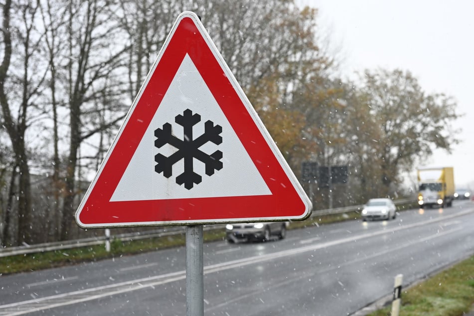 Schneefall sorgt in den nächsten Tagen unter anderem für glatte Straßen im Norden. (Symbolbild)