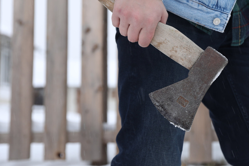 Streit eskaliert: Mann geht auf Straße mit Axt auf Kontrahenten los