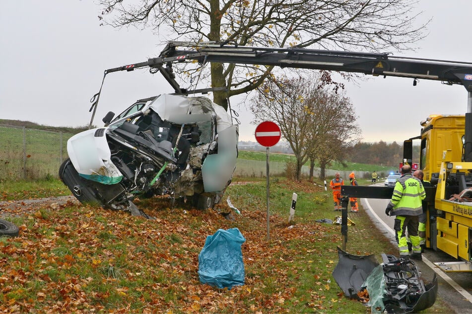 Der zerstörte Transporter musste abgeschleppt werden.