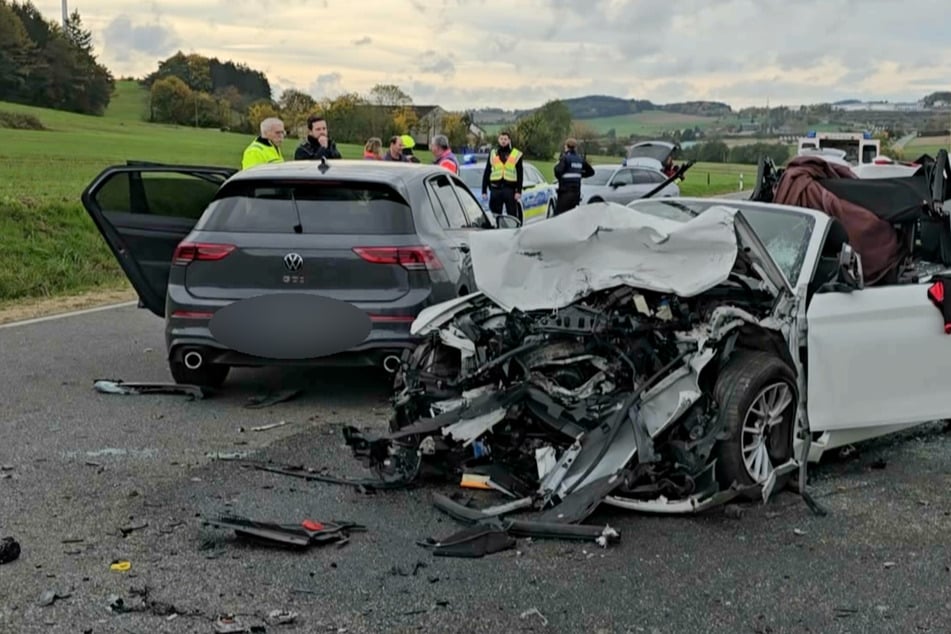 Die vier beteiligten Unfallfahrzeuge sorgten für ein wahres Trümmerfeld auf der B410.