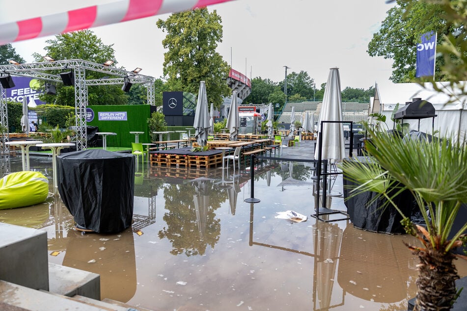 Die Tennis-Anlage des LTTC Rot-Weiß im Berliner Grunewald wurde von einem heftigen Unwetter erfasst.