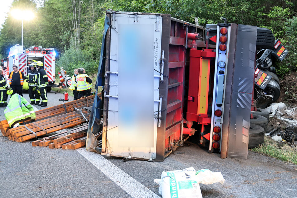 Unfall A3: Sattelzug mit Stahlträgern kippt um: Auffahrt zur A45 voll gesperrt