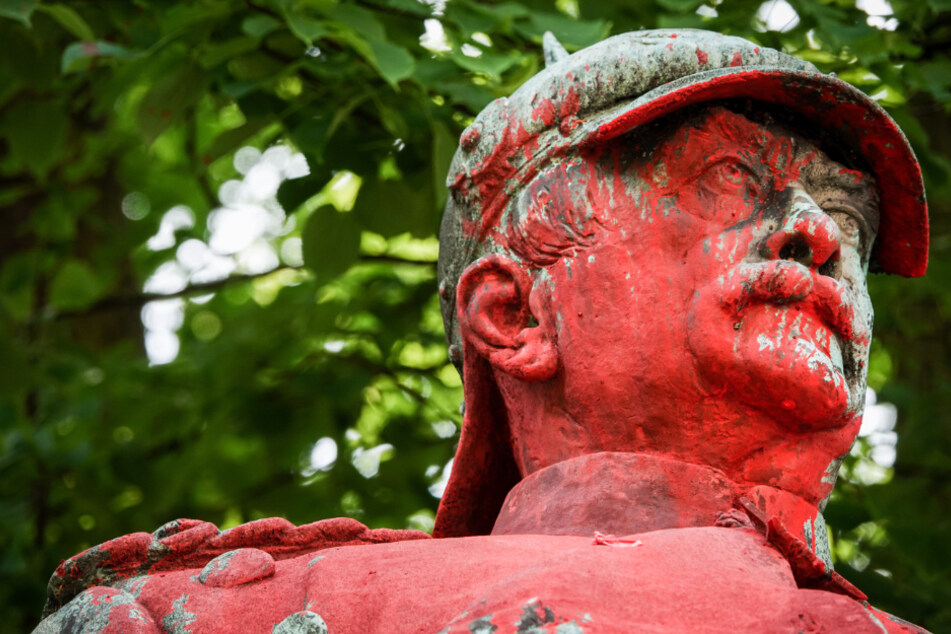 Auf die Statue von Otto von Bismarck in Hamburg-Altona gab es einen Farbanschlag.