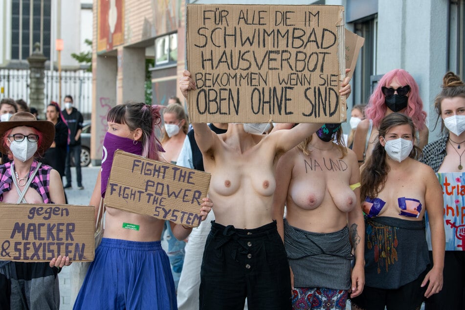 Frauen demonstrieren mit nacktem Oberkörper in Augsburg und kritisieren mit ihrem Auftritt, dass weibliche Brüste unter den §183a StGB "Erregung öffentlichen Ärgernisses" fallen.