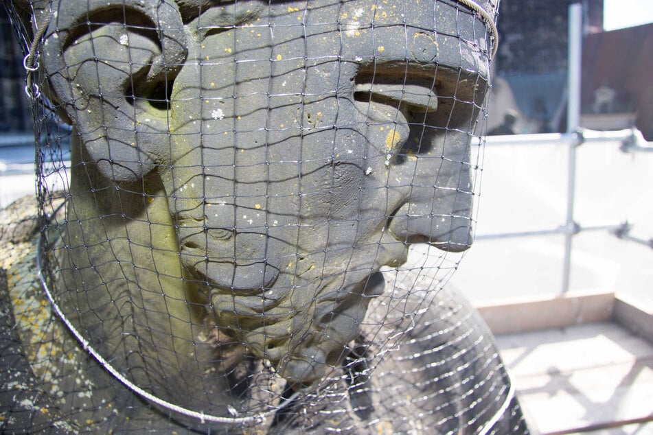 Mit Stahlnetzen und Halteseilen ist nicht nur der Kopf, sondern die gesamte Skulptur gesichert.