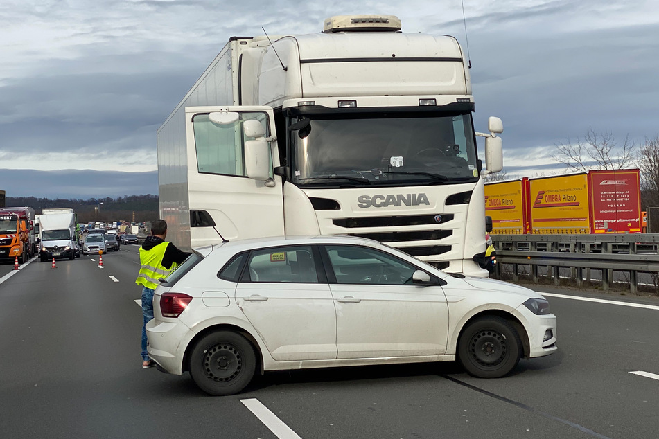 Der VW Polo steht quer vor dem Scania-Laster auf der Fahrbahn der A4 in Richtung Erfurt. Die Volkswagen-Fahrerin erlitt leichte Verletzungen.