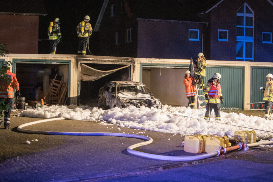 Feuerwehrleute setzen Löschschaum ein.