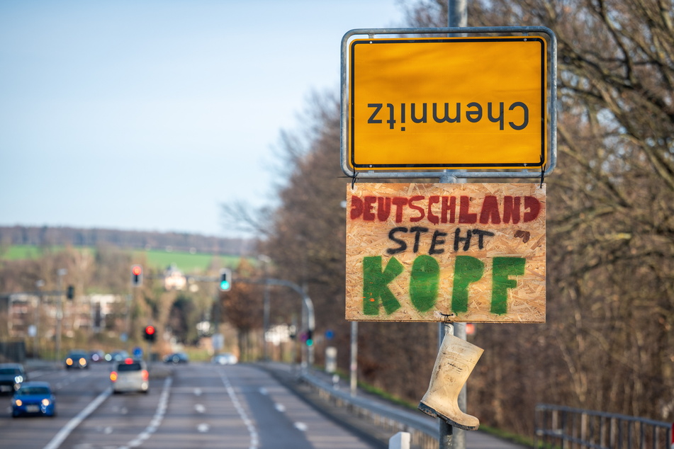 Umgedrehte Ortseingangsschilder und aufgehängte Gummistiefel: Auch in Chemnitz setzen Bauern auf diese Weise ein Zeichen gegen die Agrarpolitik.