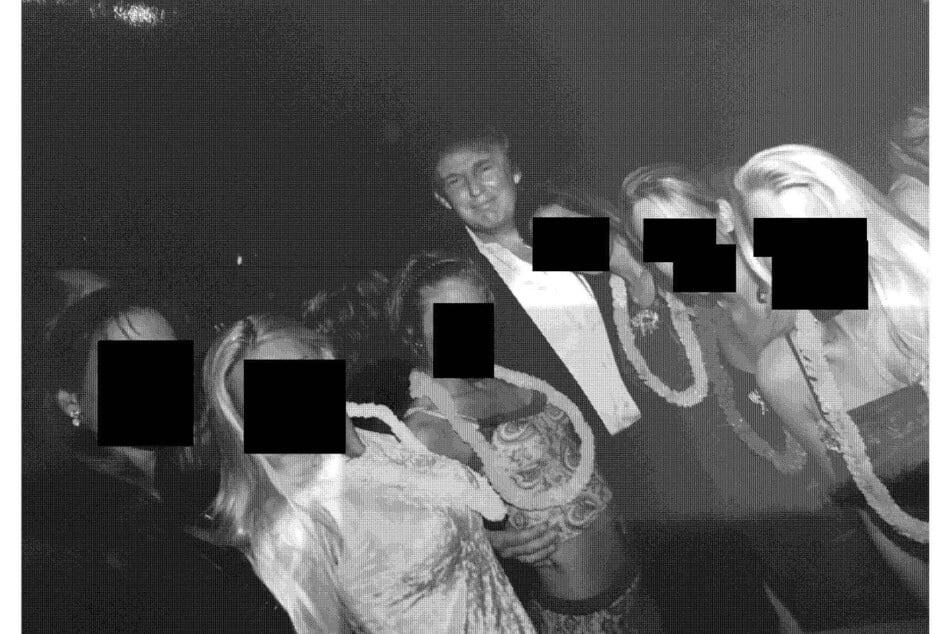 Während der Daten-Sicherstellung tauchten mehrere pikante Bilder von Donald Trump (79) auf - sie zeigen ihn mit mehreren jungen Frauen.