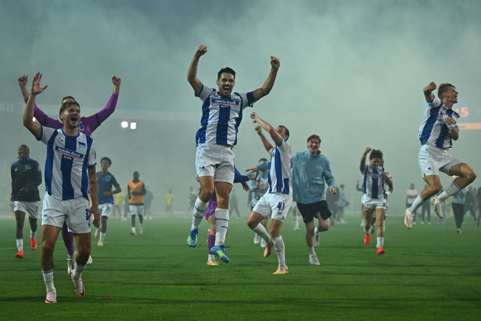 Nach dem Abpfiff ließen die Hertha-Kicker ihrem Jubel freien Lauf.
