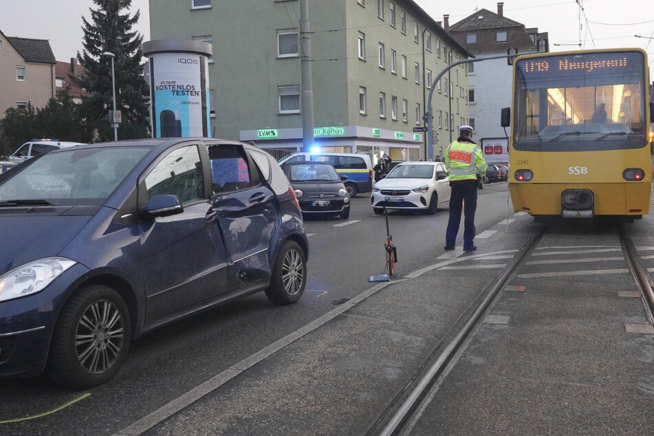 Auto stößt mit Stadtbahn zusammen