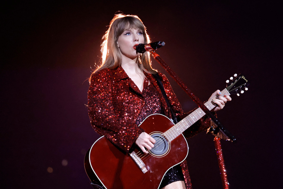 Taylor Swift performed 44 songs at each of her shows in Glendale.