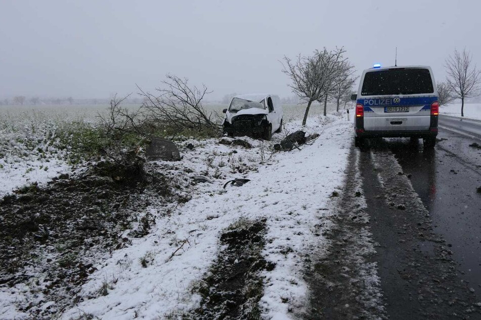 Bei Großsteinberg geriet ein VW-Transporter von der Fahrbahn. Der Wagen riss einen Baum um und überschlug sich. Der Fahrer erlitt leichte Verletzungen.
