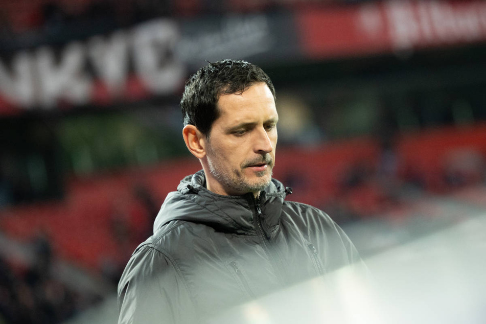 Eintracht-Coach Dino Toppmöller (43) ärgerte sich darüber, dann sich sein Spieler Robin Koch ausgerechnet in einer Szene verletzt hatte, in der Schiri Dingert trotz einer klaren Abseits-Position weiterspielen ließ.