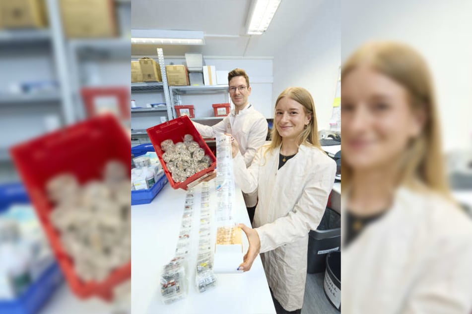 MItarbeiterin Maria Reisenberg (24) und Apotheker Michael Gäbe (36) rollen die Blisterpackungen aus.