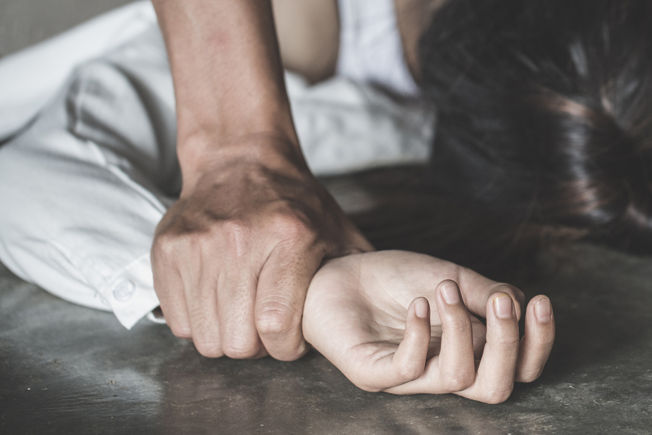 Männer vergewaltigen Frau gemeinsam: Tage später ist das Opfer tot