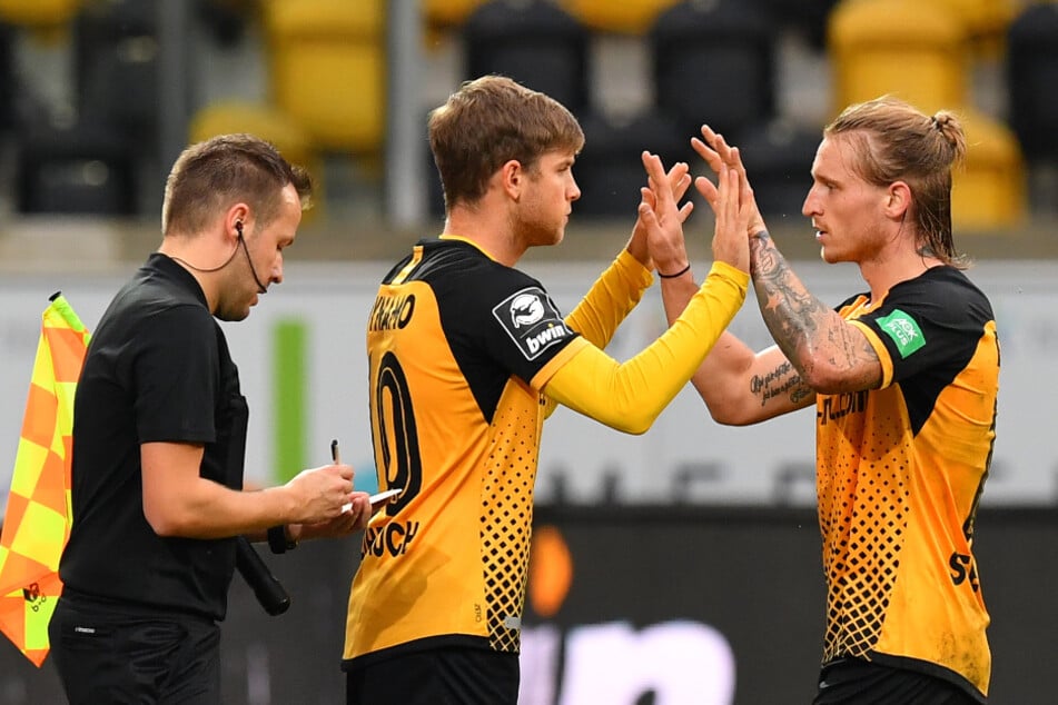 Dynamos Marvin Stefaniak (r.) geht für Patrick Weihrauch. Künftig sind in der 3. Liga wieder fünf Wechsel möglich.