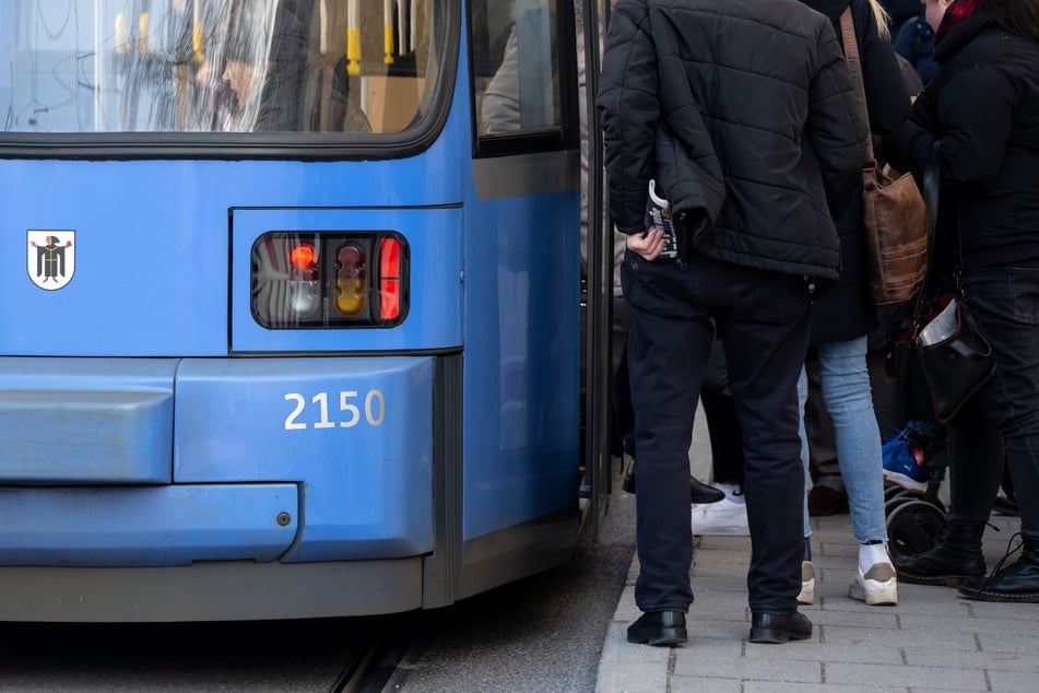 Unfallflucht in München: Seniorin stirbt, weil Tram wegen Fußgänger bremsen muss