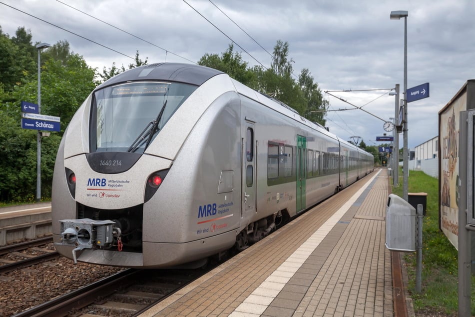 Im Zug von Dresden nach Chemnitz wurde ein Jugendlicher von einem Mann geschlagen. (Symbolbild)