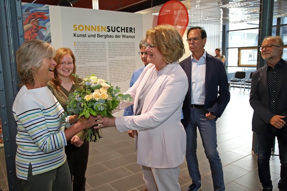 Brigitte Schilling (83, l.) aus Wüstenbrand war mit ihren Enkeln Hanna (23) und Max (21) die 10.000. Besucherin der Wismut-Schau.