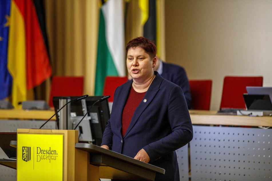 SPD-Fraktionschefin Dana Frohwieser (46) schaltet die Aufsichtsbehörde ein.