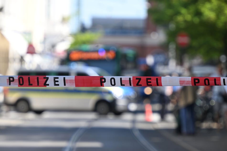 Junge (12) steigt aus Bus aus und wird von Auto erfasst