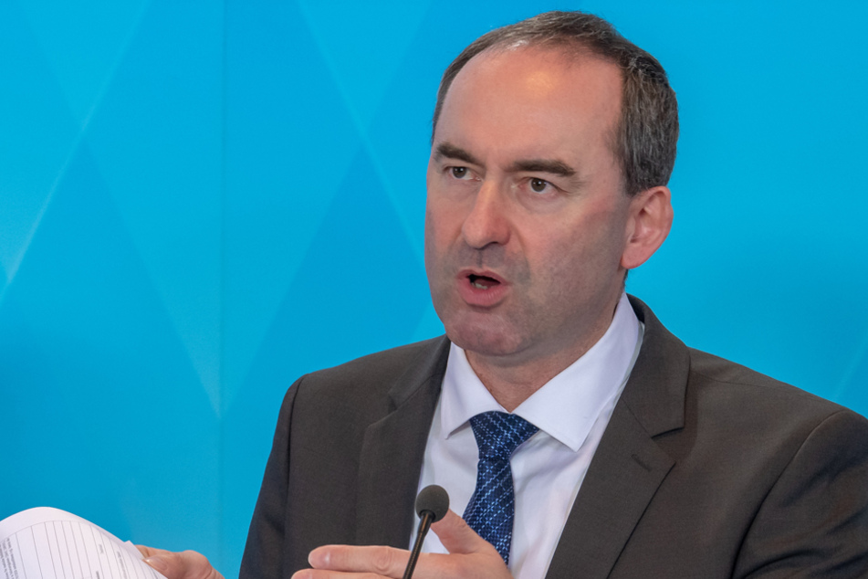 Mitte April will er die "Kurve gekratzt haben": Wirtschaftsminister Hubert Aiwanger. (Archiv)