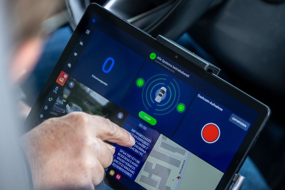 Ein Monitor im Fahrzeug gibt Details zu parkenden Autos.