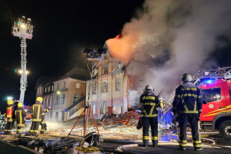 Nach der Explosion standen zwei Wohnhäuser in Flammen, ein Bewohner (67) starb.