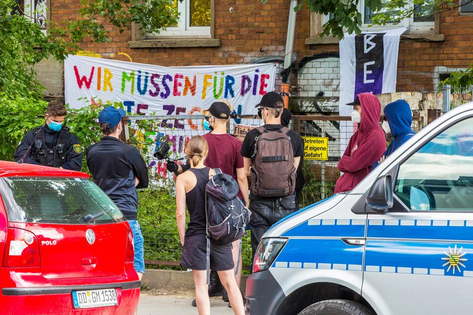 Vor dem leerstehenden Haus versammelten sich mehrere Unterstützer des Protests.