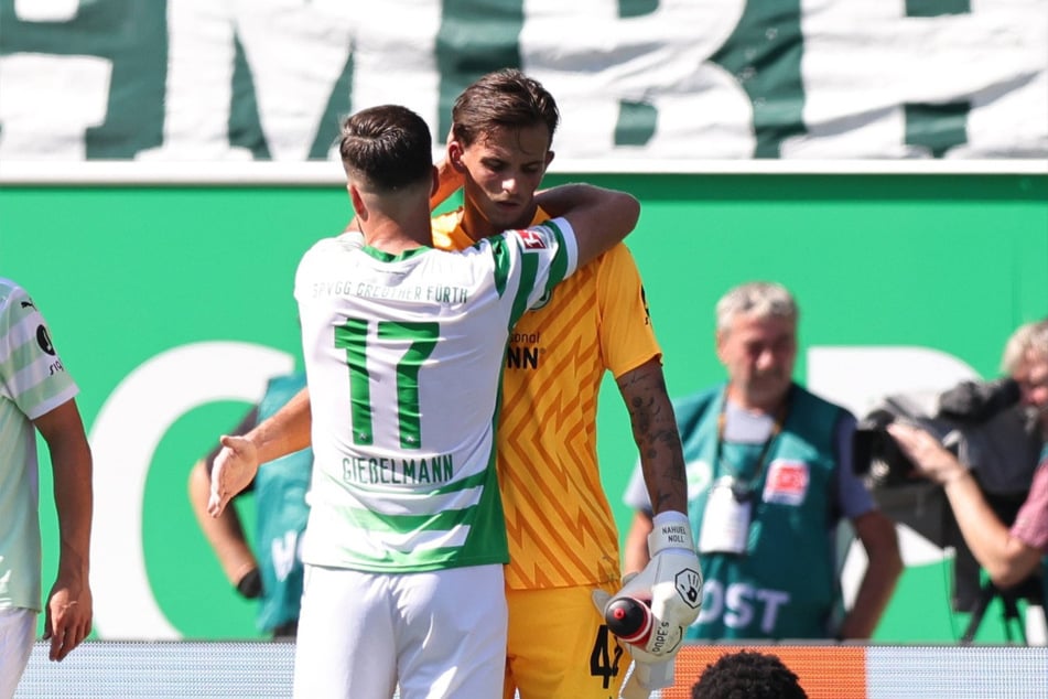 Geknickt: Keeper Nahuel Noll (21, r.) muss nach seinem Bock von einem Mitspieler getröstet werden.