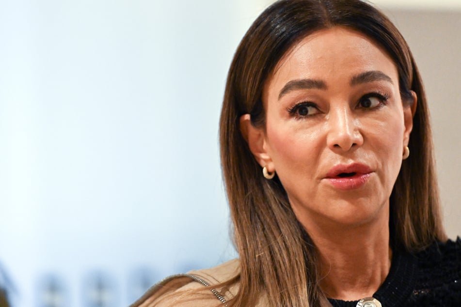 Verona Pooth (58) lockt die Bewohner der "Ville der Versuchung" mit Luxus-Gütern.