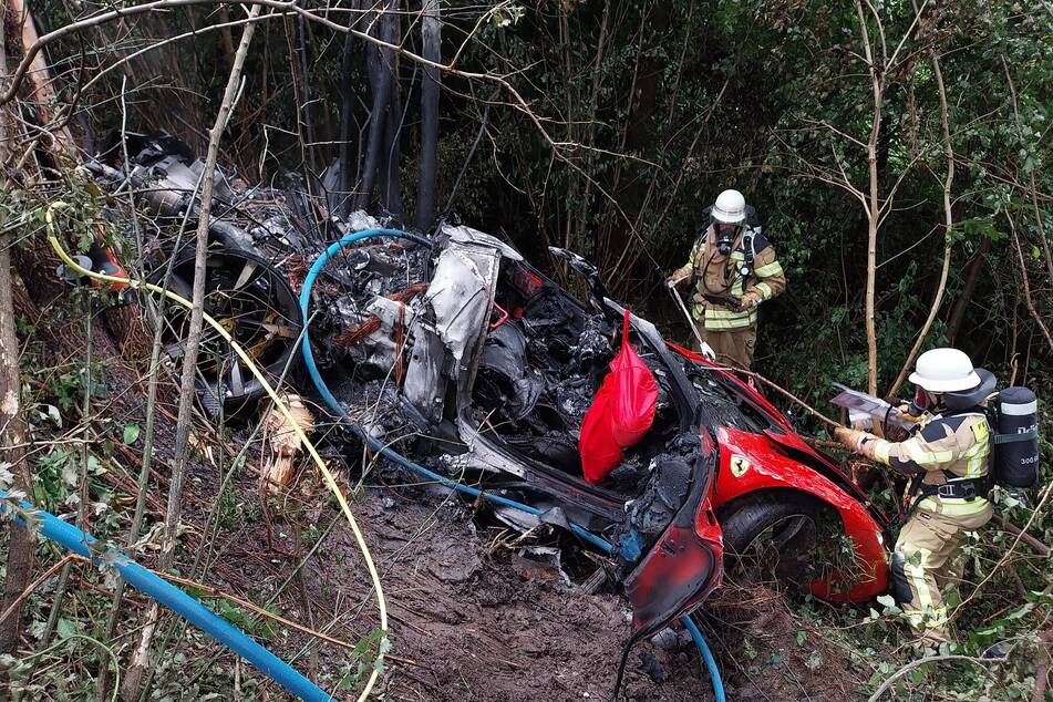 Von dem roten Sportwagen der Marke "Ferrari" ist nach dem Unfall und dem Feuer nicht mehr viel übrig.