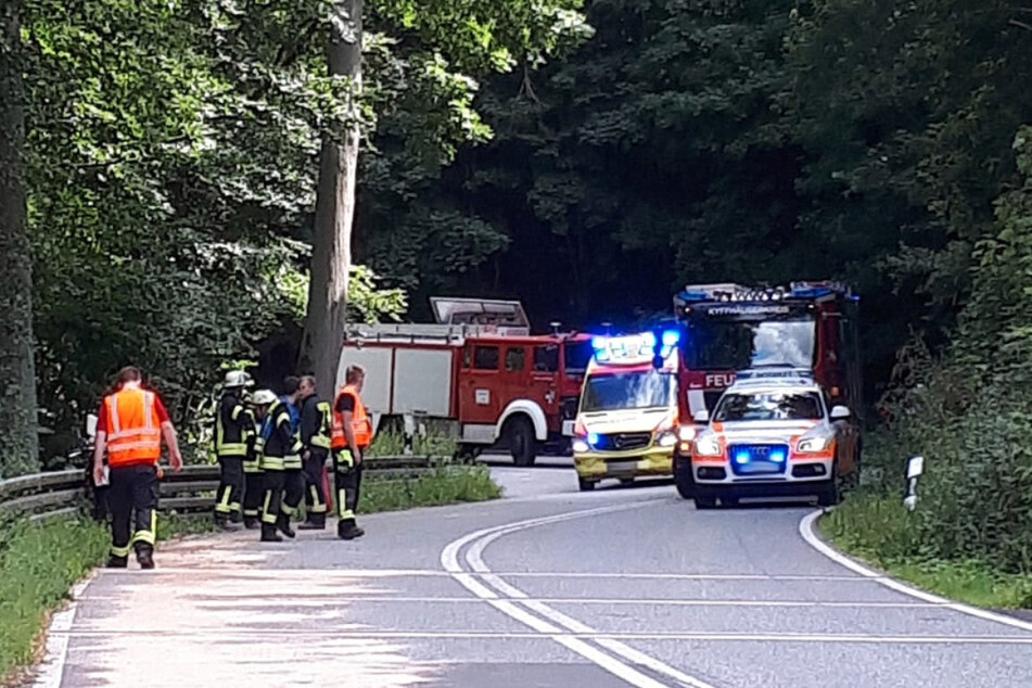 Einsatzkräfte stehen am Kyffhäuser. Immer wieder kommt es dort zu schweren und teils tödlichen Motorradunfällen.