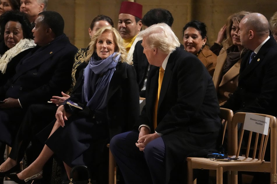 Bei der Wiedereröffnung des Pariser Wahrzeichens Notre Dame saßen Jill Biden (73, l.) und Donald Trump (78, r.) eng beieinander.