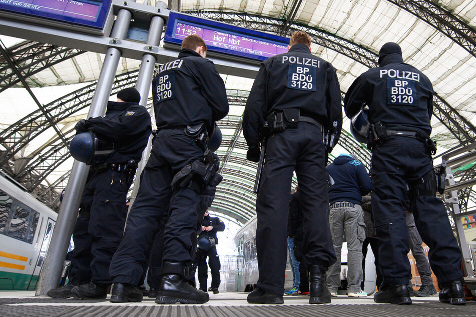 Polizisten führen auf dem Dresdner Hauptbahnhof Identitätskontrollen von Personen durch (Symbolbild).