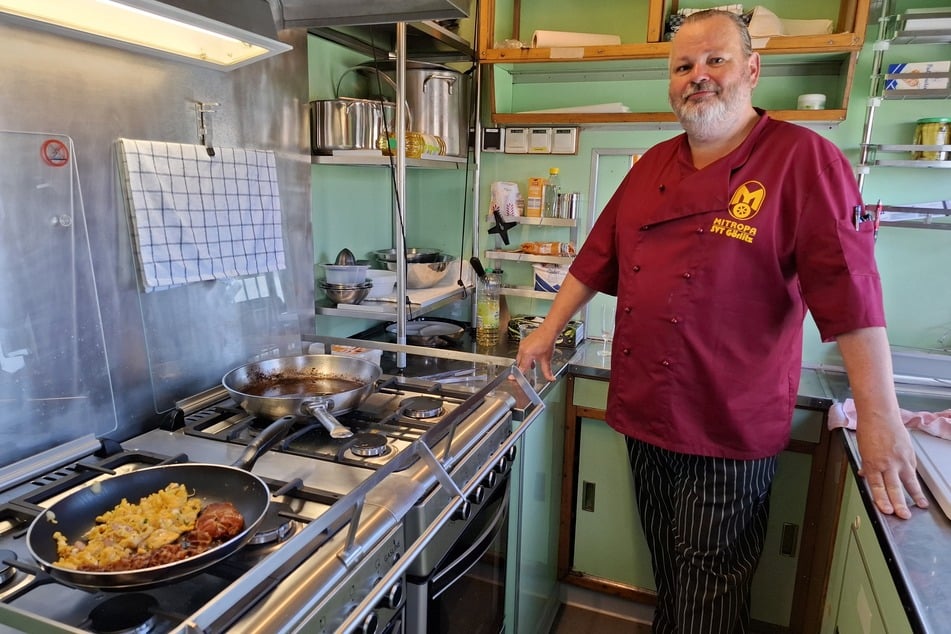 In der Mitropa-Küche bereitete Michael Voigt (58) herzhafte Speisen zu.