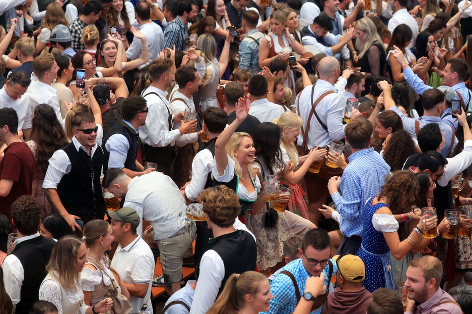 Auf dem Oktoberfest ist es am gestrigen Sonntagabend in einem Festzelt zu einem sexuellen Angriff auf eine Frau gekommen. (Symbolbild)